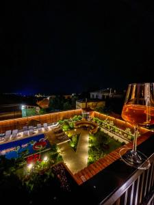 泰拉维Boutique Hotel Kviria的葡萄酒杯坐在带游泳池的阳台的顶部