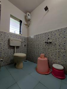 Aarush Farmhouse的一间浴室