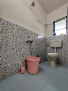 卡尔贾特Aarush Farmhouse的一间带卫生间和桶的浴室