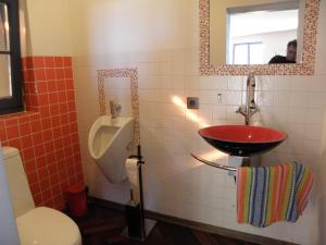 斯托尼拉斯奇Skalny Dom的一间带水槽、卫生间和小便室的浴室