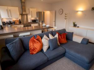 诺丁汉Pass the Keys Stunning 1 bedroom Penthouse in Nottm City Centre的厨房里配有带枕头的蓝色沙发