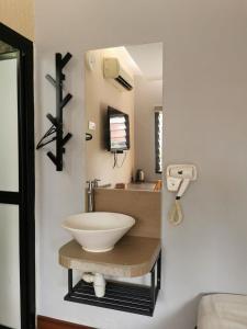 吉隆坡Cheras-Miharja Homestay @Sunway Velocity的一个带碗水槽的柜台浴室
