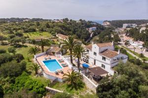 费雷列斯Villa Mas Alta by Villa Plus的享有带游泳池的房屋的空中景致