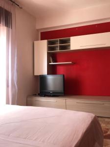 Monticchio"In viaggio come a casa" vicino alla Stazione, LTScalo!的一间卧室配有一张床和一台平面电视