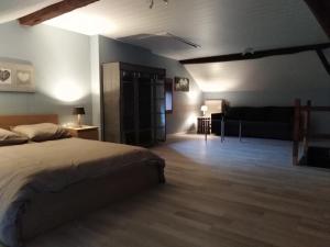 埃尔泽Le chant de l Aisne的一间卧室设有一张床和一间客厅。