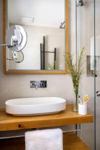 拉姆绍达赫斯坦Dependance Dachsteinperle的浴室设有白色水槽和镜子