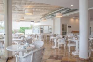 Menorca Binibeca by Pierre & Vacances Premium Adults Only餐厅或其他用餐的地方