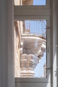 瓦莱塔The Coleridge Boutique Hotel In Valletta的透过窗户可欣赏到建筑的景色
