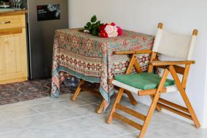 沙布拉Къща за гости,,Вила Росица,,的一张桌子、两把椅子和一张桌子及一张桌布