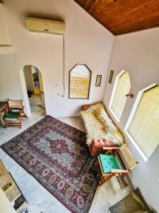 沙布拉Къща за гости,,Вила Росица,,的带沙发和地毯的客厅