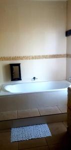 内尔斯普雷特Sun view的浴室内设有一个白色浴缸