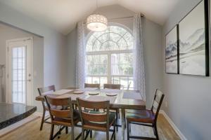 萨凡纳Pooler Travelers Retreat VI - Entire House -的一间带桌椅和窗户的用餐室