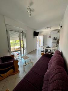 尤塔哈Apartments Apartmani Bojana的客厅配有紫色沙发和桌子
