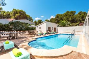 桑帕克Villa Casa Feliz by Villa Plus的一个带游泳池和庭院的别墅