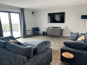 埃伦港Machrie View的客厅配有2张沙发和1台平面电视