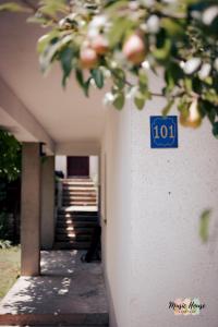 图兹拉Music House Apartment的建筑物一侧的蓝色标志