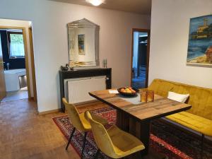 朗根阿根Ferienwohnung Stadler的客厅配有桌子和黄色沙发