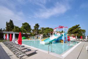 乌马格Hotel Umag Plava Laguna的度假村内带水滑梯的游泳池