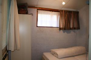 SchoorldamRekerlanden 173的一个小浴室,配有窗户和床垫
