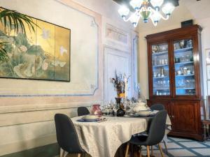 LUXURY - Elegante appartamento nel cuore di Lucca餐厅或其他用餐的地方