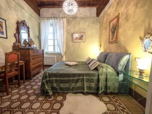 卢卡LUXURY - Elegante appartamento nel cuore di Lucca的一间卧室配有一张床、一张桌子和一张书桌