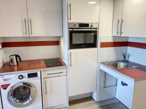 勒卡内Le Cannet Appart'S的小厨房配有洗衣机和水槽