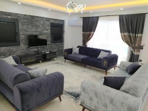 戈西克Villa KayaHan Göcek的客厅配有两张沙发和一台电视机