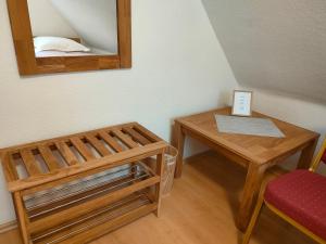 哈茨山区黑尔茨贝格AM BERG Hotel的小房间设有桌子和镜子