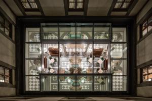 佛罗伦萨Palazzo Portinari Salviati Residenza D'Epoca的建筑物内装有大量花瓶的展示箱