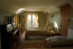 坎伯恩Rural retreat, central location, close to beaches的一间卧室设有一张床和一个窗口