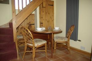 坎伯恩Rural retreat, central location, close to beaches的一间带桌子和两把椅子的用餐室