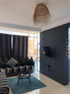 阿加迪尔Large Sea view studio的带沙发和蓝色墙壁的客厅