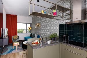 阿姆斯特丹Boutique Apartments Amsterdam的一个带水槽的厨房和一间客厅