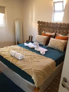 帕尔梅拉Quinta das Caçadoras - Animal lovers only的一间卧室配有一张大床和毛巾