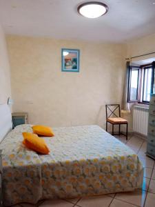 Isola del GiglioCasa girasole的一间卧室配有一张带两个枕头的床