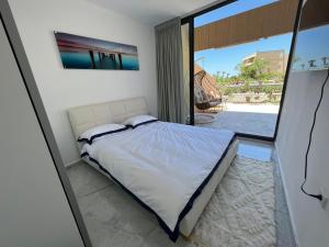 凯撒利亚lasuita-exclusive suites ceserea-luxury suite的一间卧室设有一张床和一个大窗户