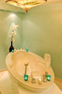哈嫩克利博克斯维斯瓦尔德豪斯酒店的带浴缸的绿色墙壁客房