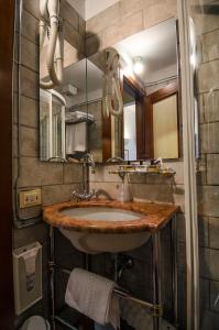 威尼斯艾都法娜里酒店的一间带水槽和镜子的浴室