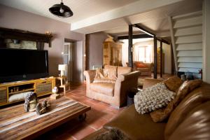 Saint-AntoineMaison du bois的带沙发和平面电视的客厅