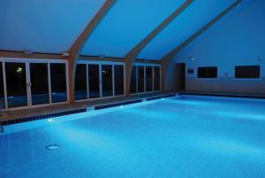 纽基Fistral hot tub house for 8 on Retallack Resort的相册照片