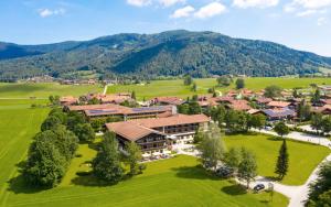因泽尔Das Wiesgauer - Alpenhotel Inzell的享有山区度假胜地的空中景致
