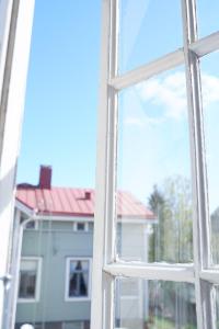 汉科B&B Korsman Hanko的开放式窗户,享有房屋美景