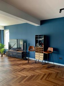 埃尔埃尼塔Vila Casa9的一间设有两张凳子和一面蓝色墙壁的房间