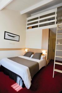尚特皮Kyriad Rennes Sud - Cesson Chantepie的酒店客房设有双层床和梯子
