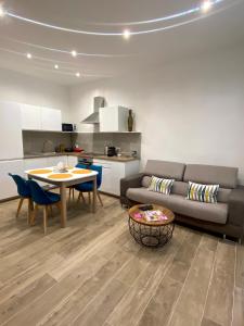 马赛Appartement chic plage des Catalans的客厅配有沙发和桌子