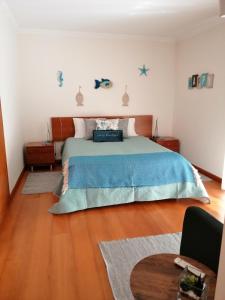 纳扎雷Casa da Pedralva的一间卧室配有一张带蓝色毯子的床