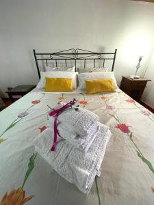 巴勒莫La Zisa Holiday的一间卧室配有带毛巾的床