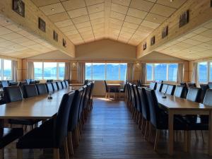 阿克雷里Hotel Natur Akureyri的一间会议室,配有木桌和椅子