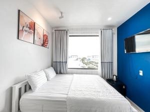 迪石New Hotel的一间卧室配有一张白色大床和蓝色的墙壁