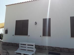 罗戈·格兰德La Campagnola的白色的墙壁,有三个窗户和椅子